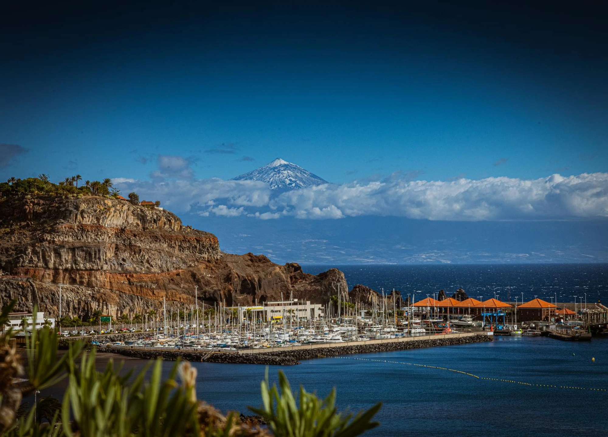 Yachthafen mit Booten, Felsen und Bergen - OceanLife-Kanaren Etappe 1 - 261219.