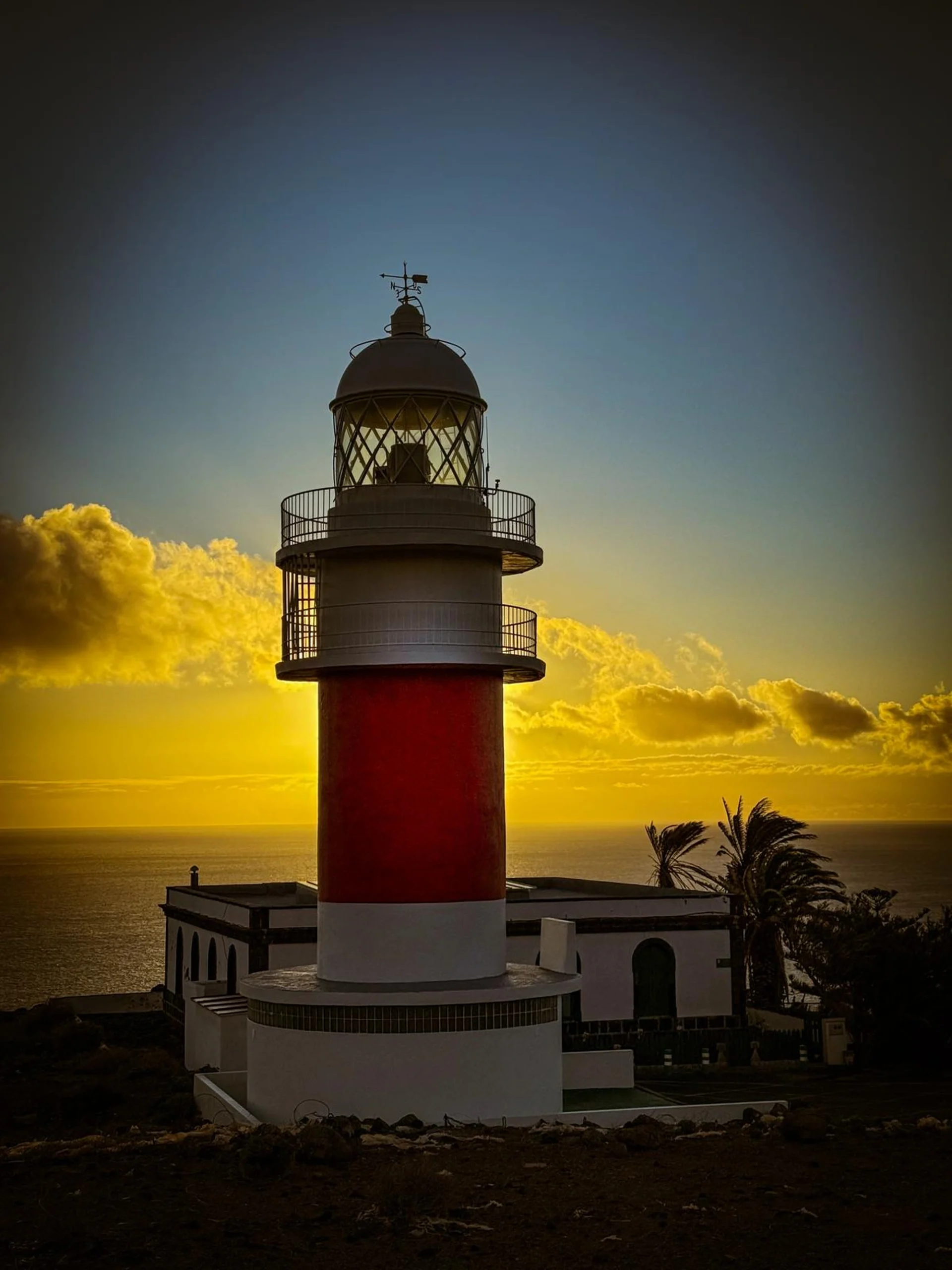 Rot-weißer Leuchtturm bei Sonnenuntergang, OceanLife-Kanaren Etappe 1 - 261219 bei Spitzbergen.