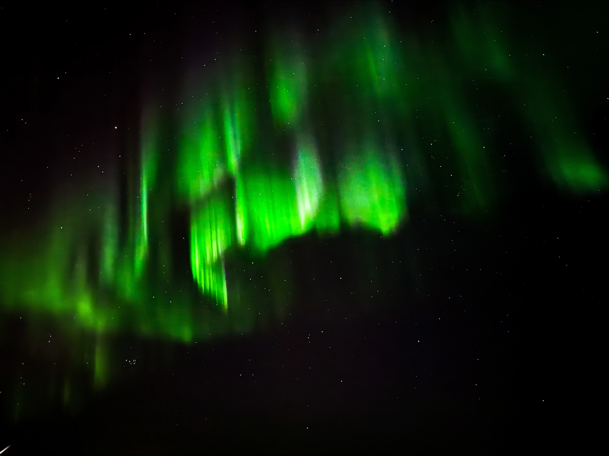 Segeln & Skifahren Lofoten 1 - 270320: Nordlichter tanzen über dem Meer am sternenklaren Nachthimmel.