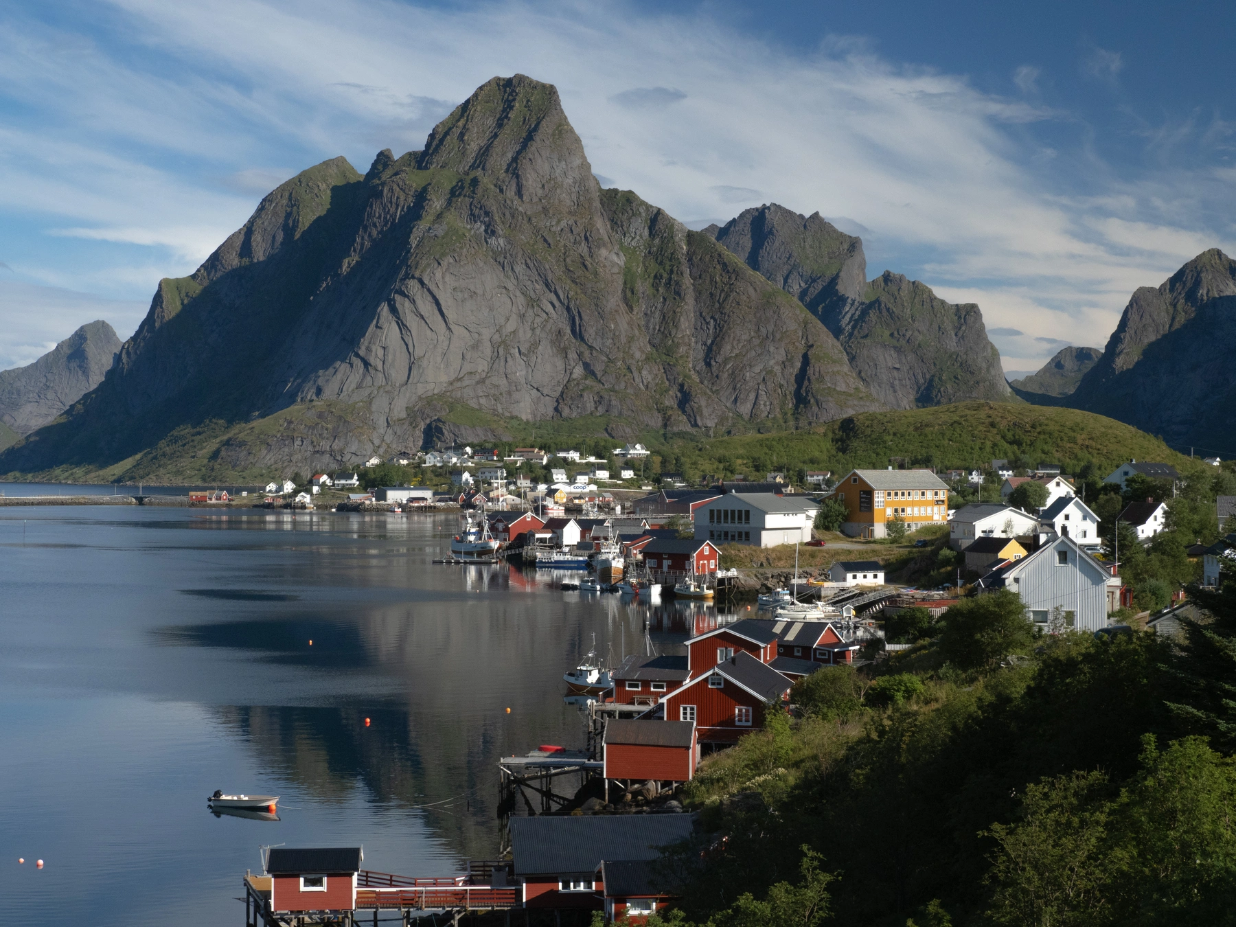 Lofoten, Etappe 1 – 27.05.15: Rote und weiße Häuser am ruhigen Wasser, Berge, blauer Spitzbergen-Himmel.