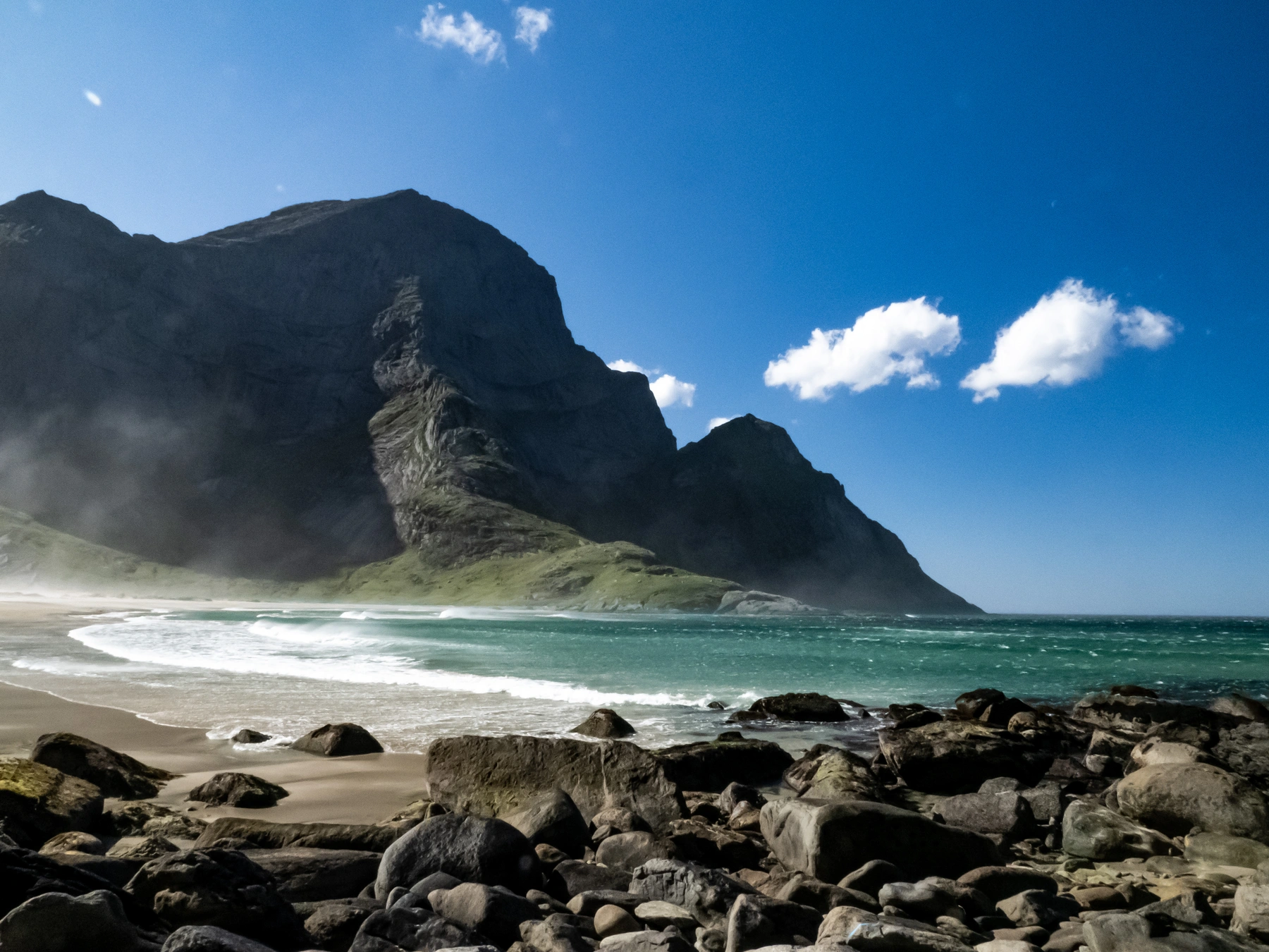 Felsige Küste, Wellen und Himmel; das Meeresleben blüht – die wilden Lofoten, Etappe 1 – 27.05.15: Schönheit erwartet Sie.